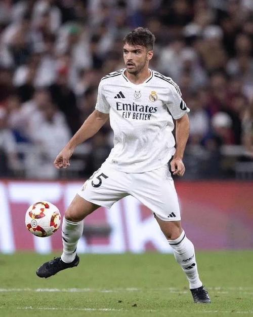 阿斯：拉莫斯点赞球迷号关于自己将回归皇马的社媒，但可能性不大