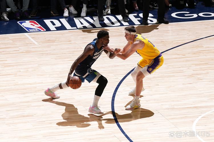 得分助攻一肩挑！爱德华兹连得7分后喂饼戈贝尔 率队占据场上主动