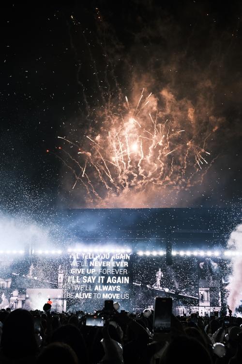 球迷为纪念逝者而两度燃放烟花，阿贾克斯比赛中断43分钟后被取消